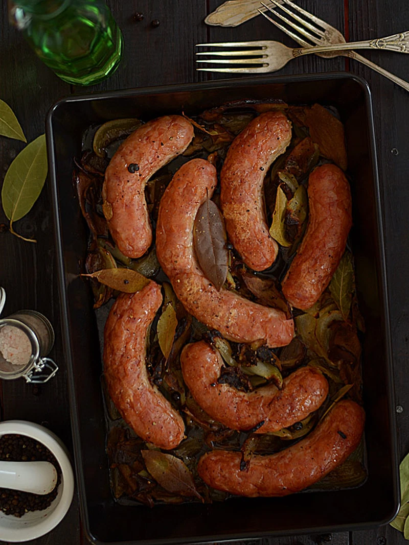 Biała kiełbasa pieczona z ciemnym piwem i suszonymi grzybami