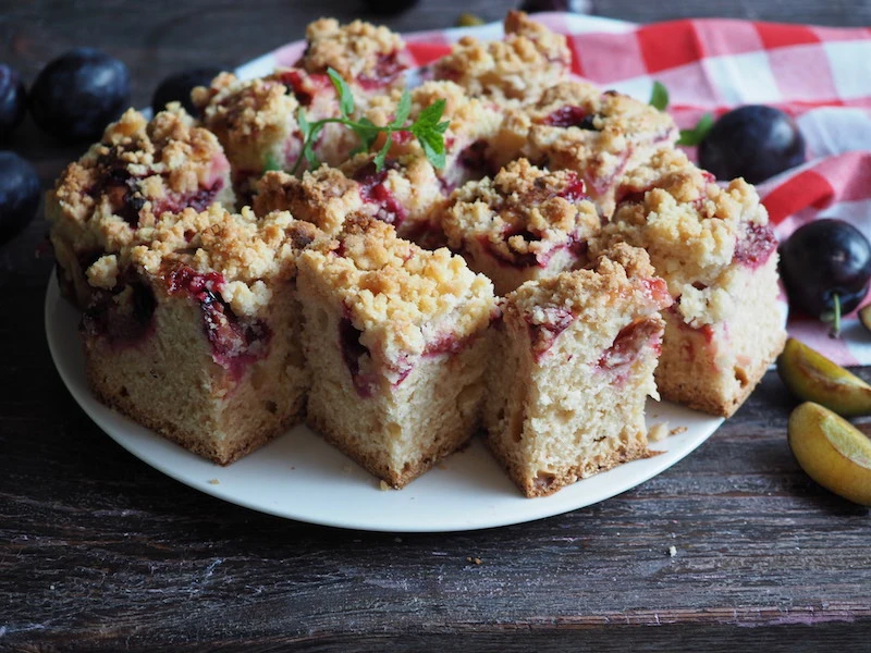 Ciasto drożdżowe ze śliwkami. Przepis krok po kroku
