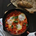 Szakszuka, czyli jajka w pomidorach