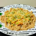 Pełnoziarniste fusilli z marchewką, groszkiem i papryką w sosie śmietanowym