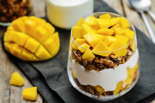 Grecki jogurt z muesli i mango