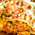 Mięsna lasagne z sosem pomidorowym, serami i warzywami