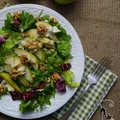 Salatka z gruszką, serem pleśniowym i orzechami