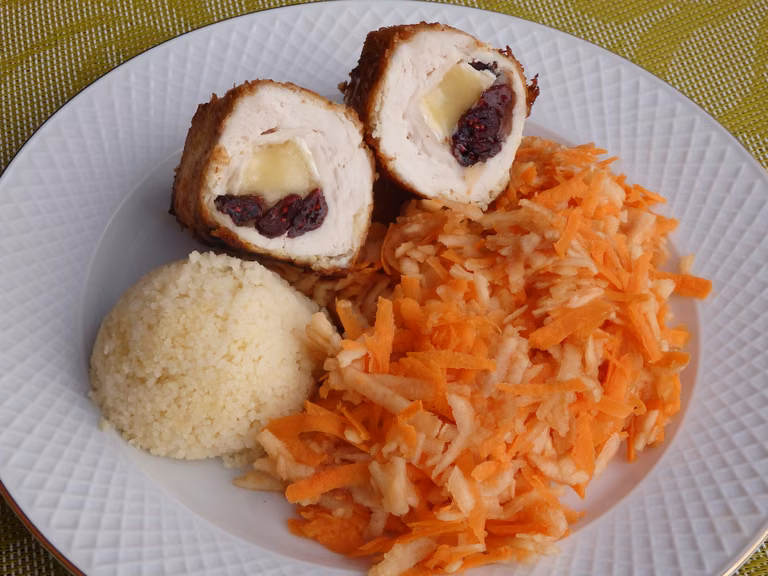 Roladki z camembertem i żurawiną