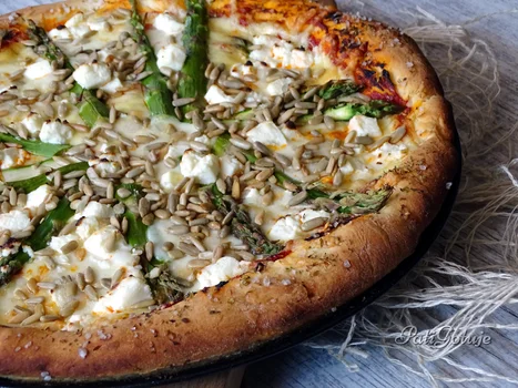 Pizza ze szparagami i słonecznikiem na grubym cieście