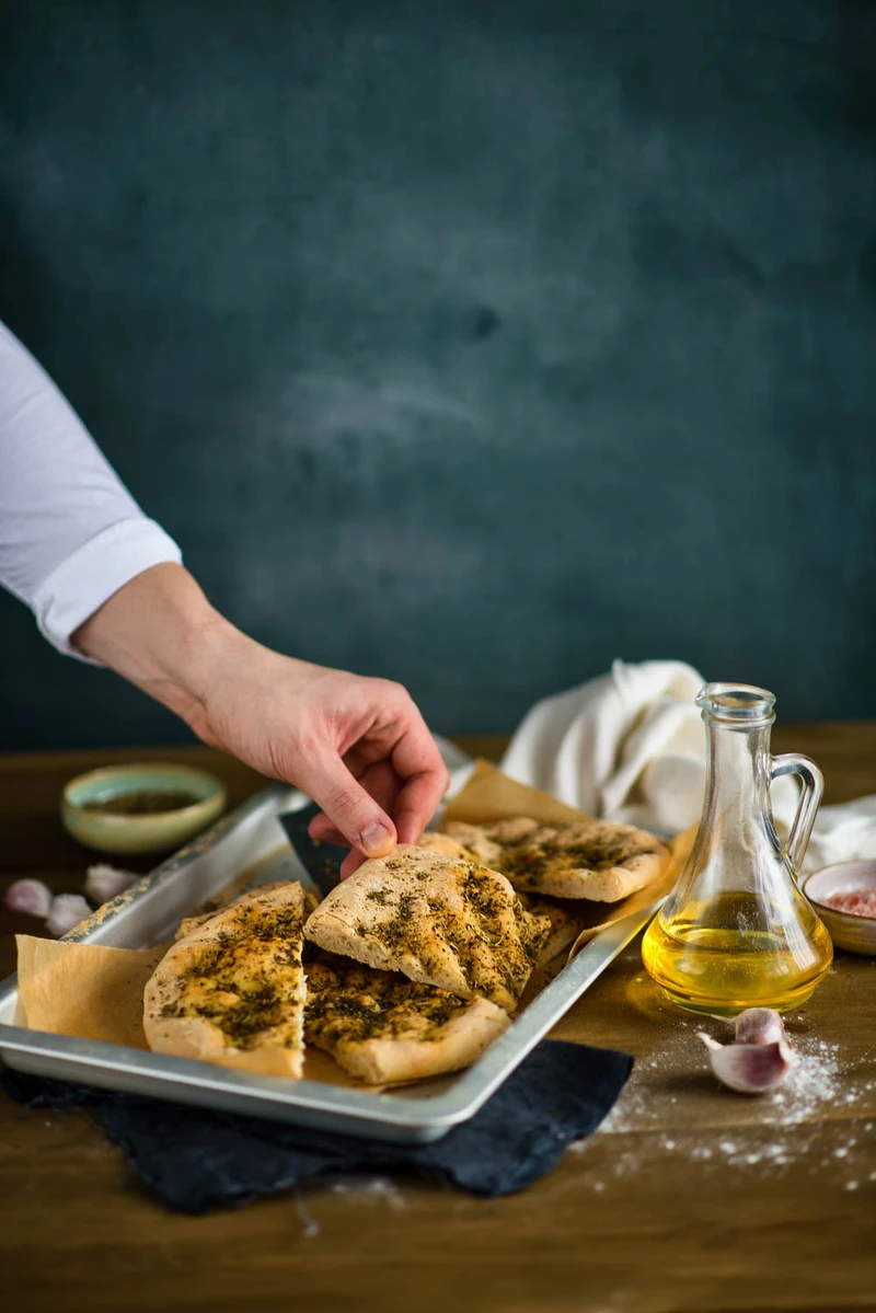 Kuchnia włoska: foccacia z rozmarynem i czosnkiem