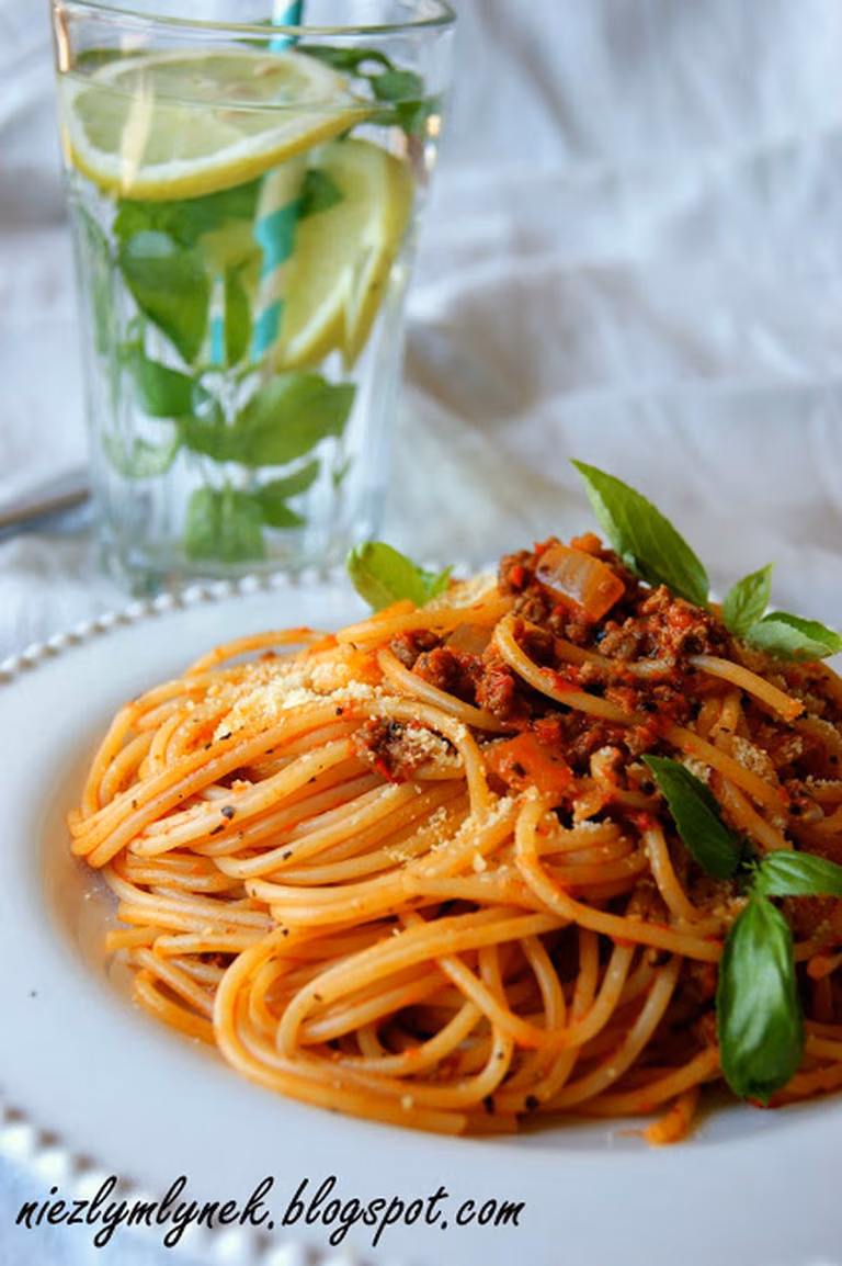Spaghetti pełnoziarniste z pieczonym bakłażanem i pomidorami