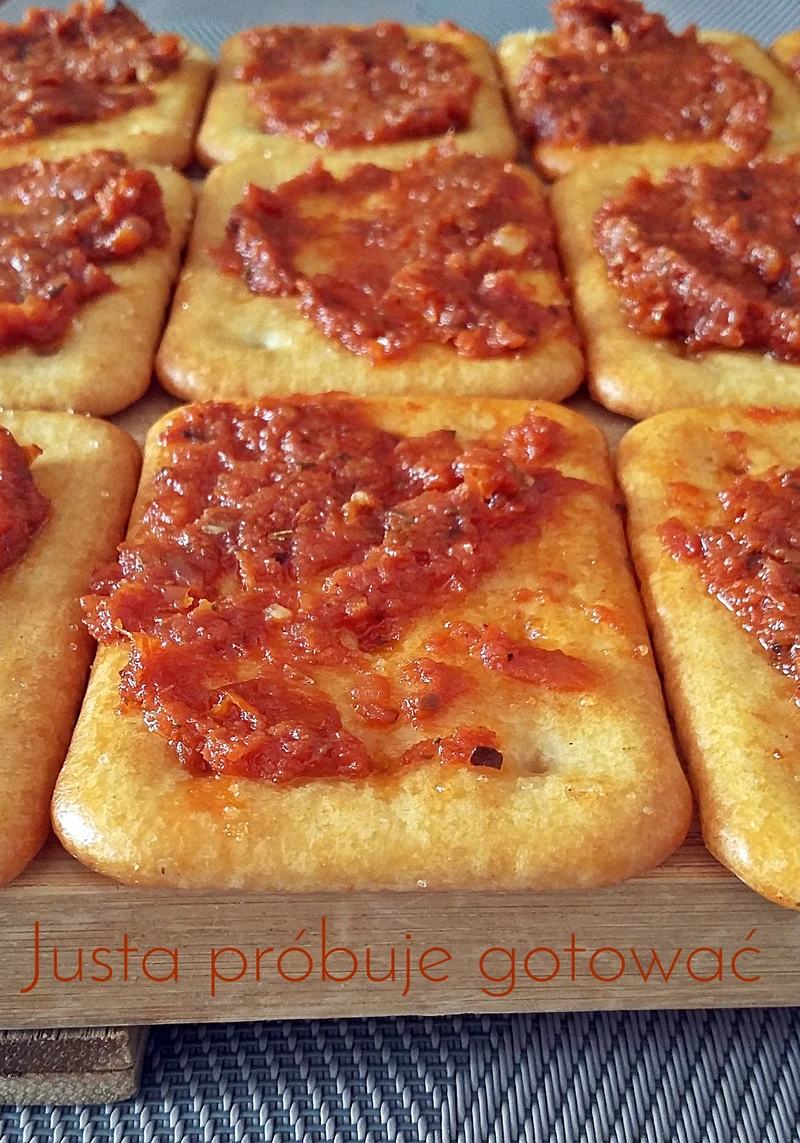 Krakersy z pastą z suszonych pomidorów