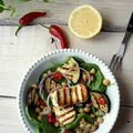 Sałatka chilli z grillowanymi warzywami i halloumi