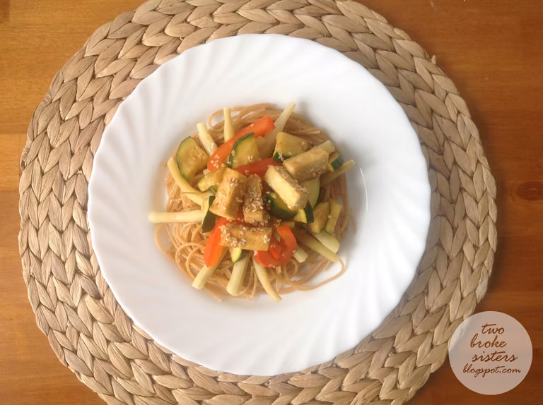 Makaron po azjatycku z tofu