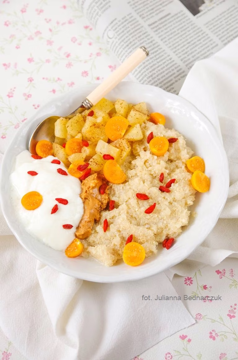 Płątki quinoa z gruszką