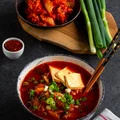 Kimchi guk - koreańska zupa z kimchi