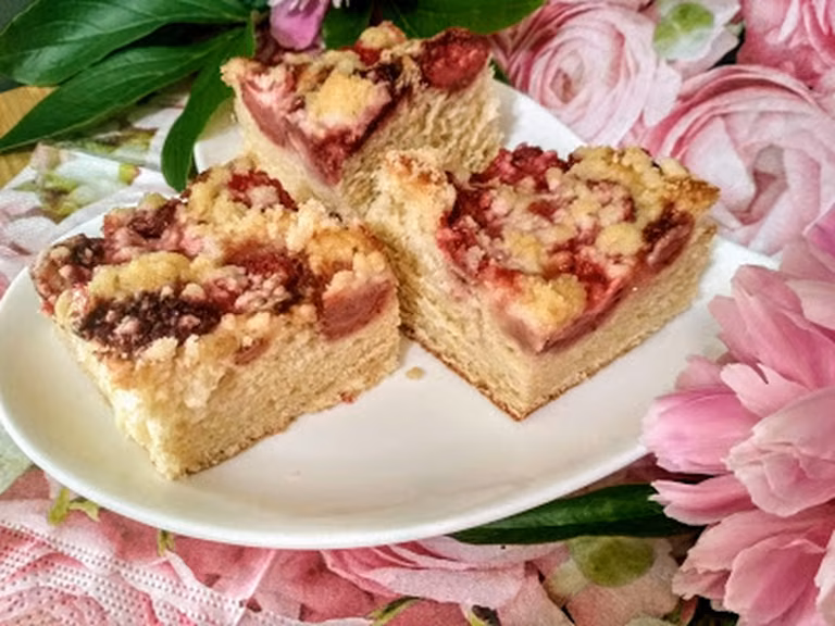 Ciasto drożdżowe z truskawkami i kruszonką