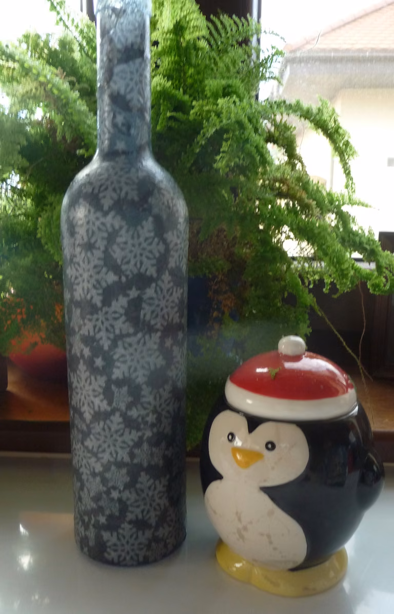 gwiazdkowa butelka decoupage - świecznik lub wazon na choinkowe gałązki