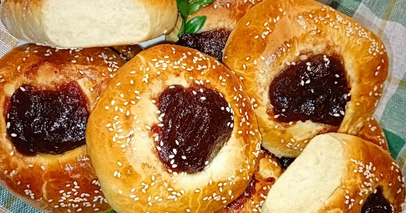 Bułki drożdżowe z powidłami
