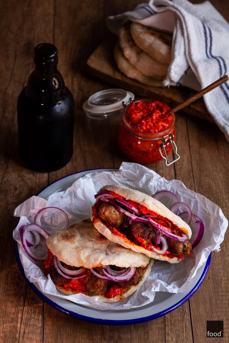 Ćevapi z ajwarem w chlebku pita