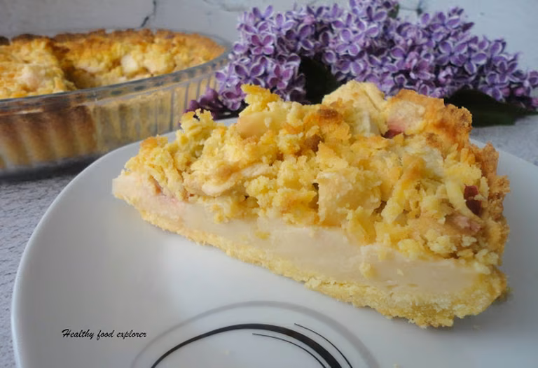 Tarta z budyniem, jabłkami i rabarbarem