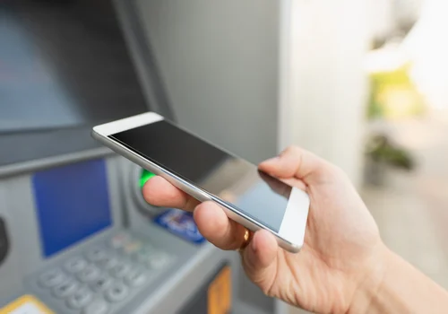 Płatny BLIK za wypłaty z bankomatów? Popularny bank wprowadza zmiany