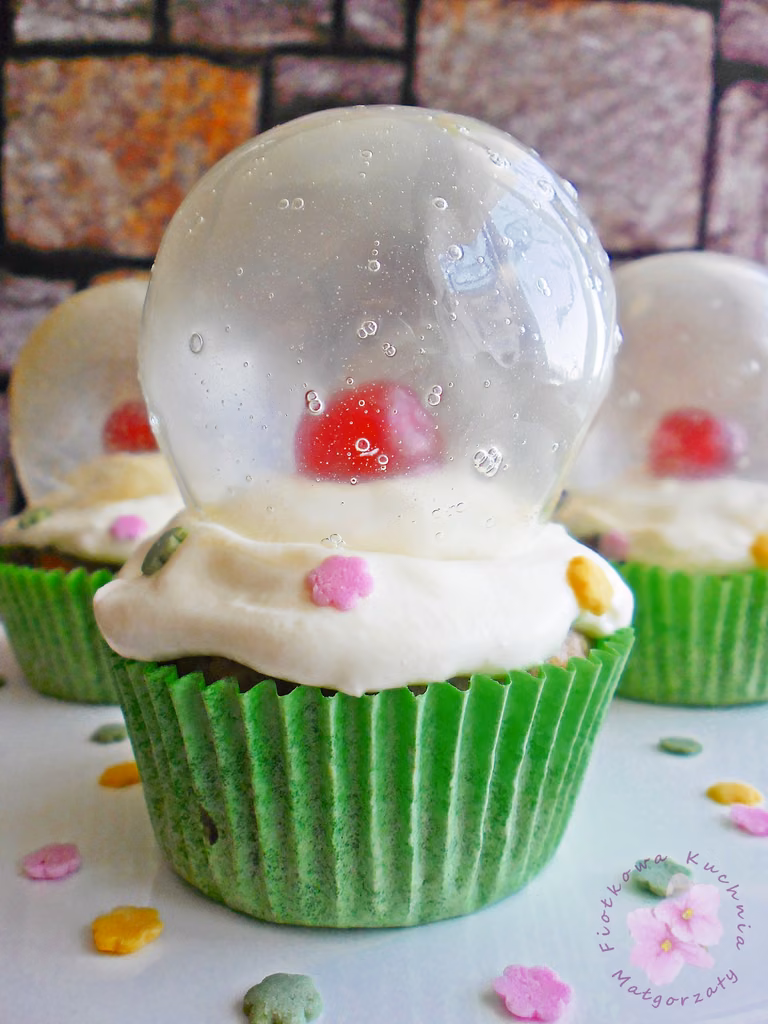Muffiny migdałowe z kulą śnieżną
