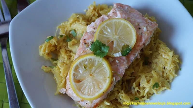 Pieczony łosoś z kiszoną kapustą curry