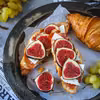 Croissant z szynką, serem i figami