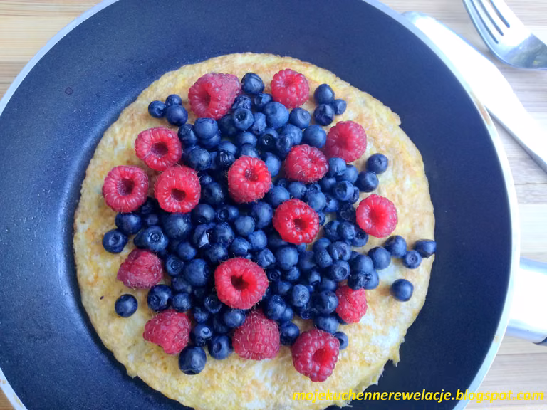 FIT omlet z owocami leśnymi