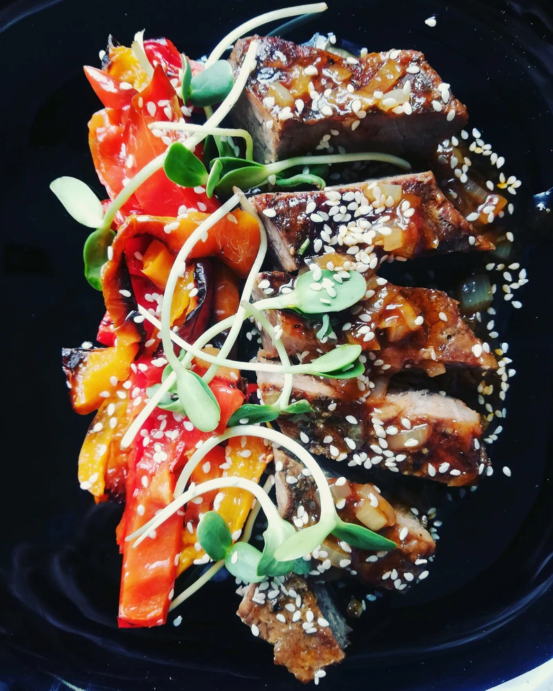 Wołowina w sosie barbecue z pieczoną papryką