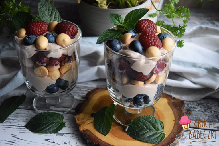 SZYBKI DESER Z MASCARPONE, JOGURTEM, NUTELLĄ, OWOCAMI I BISZKOPTAMI