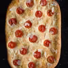 Focaccia z pomidorkami i parmezanem
