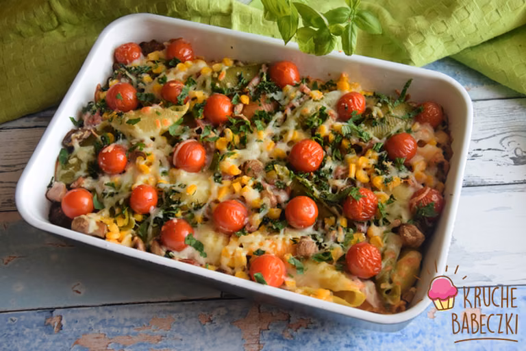 ZAPIEKANKA Z MAKARONEM, BOCZKIEM, PIECZARKAMI, KUKURYDZĄ I POMIDORAMI