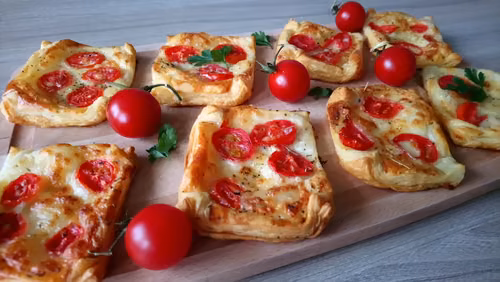 Ciasto francuskie z mozzarella i pomidorami - Przekąski na ciepło