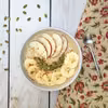 Miska smoothie z bananem, jabłkiem i cynamonem. Smoothie bowl