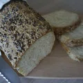 Pszenny chleb z ziarnami z mąki krupczatki