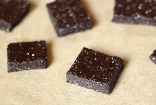 Zdrowe czekoladowe wegańskie brownie bez pieczenia - bez cukru i słodzików