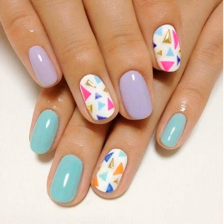 Manicure z wzorkiem w kształcie trójkąta