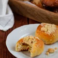 Bułeczki drożdżowe z nadzieniem i kruszonką - food²