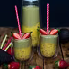 Koktajl z mango, awokado i truskawkami