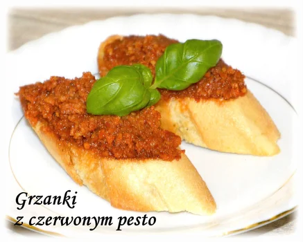 Grzanki z czerwonym pesto
