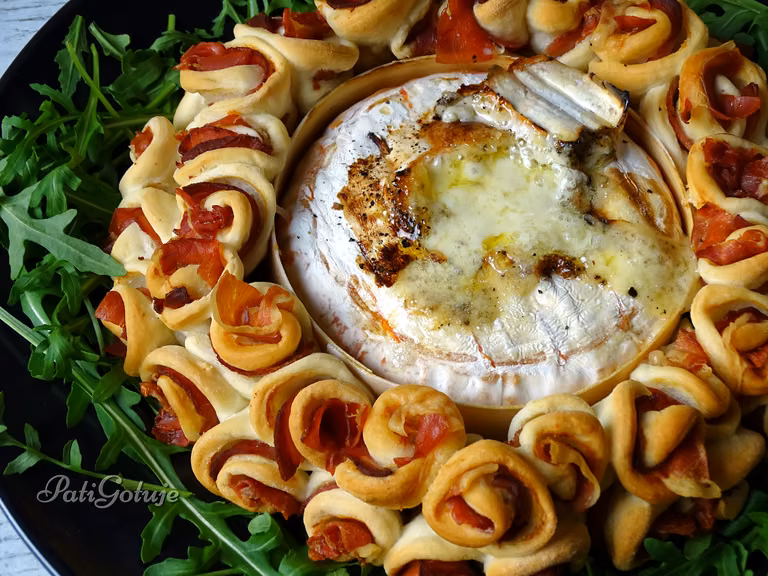 Zapiekany camembert ze skrętkami drożdżowymi