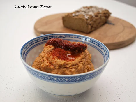 Domowy hummus (wersja uproszczona) z suszonymi pomidorami
