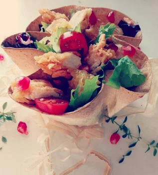 Sałatka z panierowanego kurczaka w miseczce z tortilli