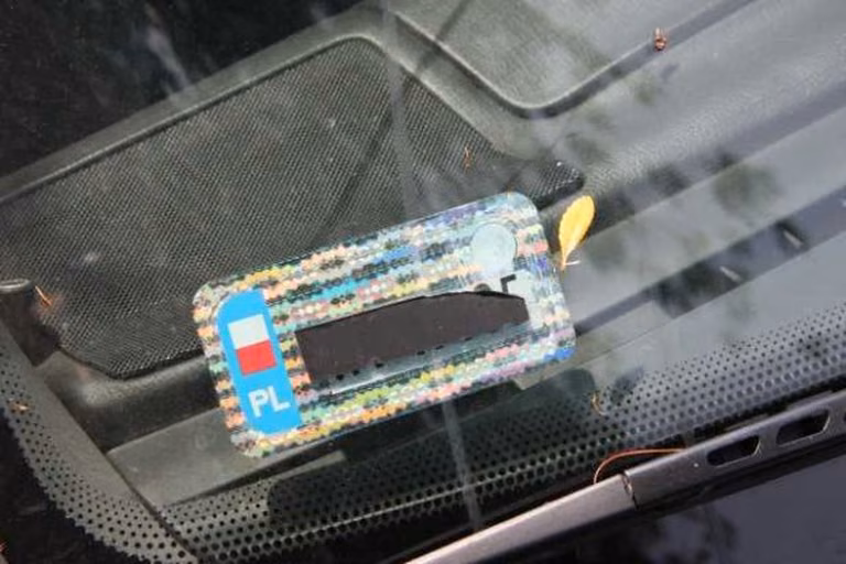  Super trik na proste odklejenie naklejki z rejestracją samochodu!