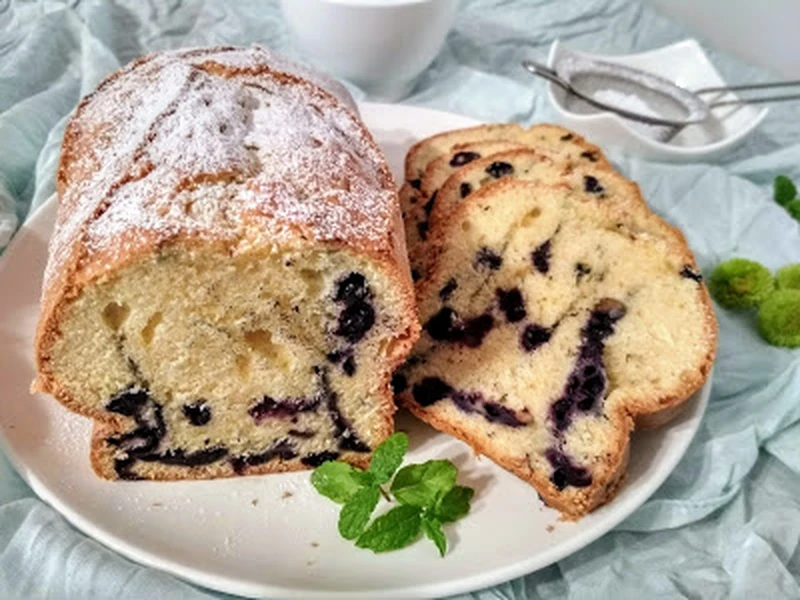 Babka jogurtowa z jagodami