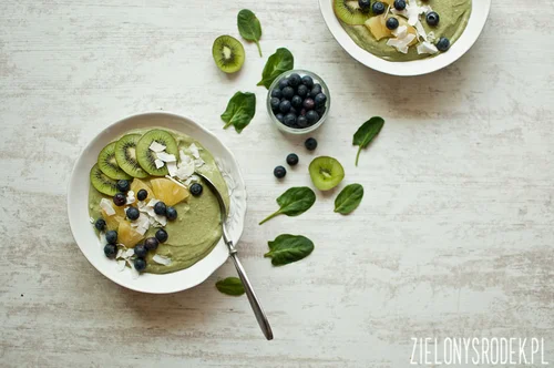 zielony koktajl z miski (smoothie bowl) na dzień Św. Patryka!