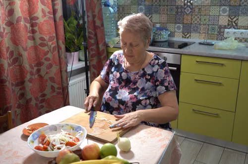 „Podarowałam wnukowi mieszkanie, a on praktycznie mnie z niego wyrzucił. Mieszkam u siostry! Czy mogę cofnąć darowiznę?” — pyta Halina [LIST]