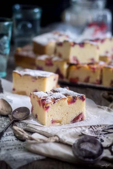 Pyszne ciasto śmietankowe ze śliwkami