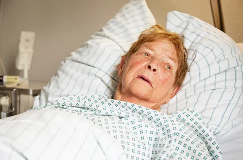 Seniorzy porzucani w szpitalach?! Rząd wreszcie reaguje ustawą!