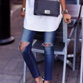 Podarte jeansy w modzie