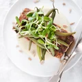 Pikantne kotlety z tofu, na proteinowym puree, przybrane zieloną fasolką i kiełkami słonecznika