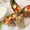 PEŁNOZIARNISTE BURRITO Z SOCZYSTYM KURCZAKIEM I SEREM CHEDDAR